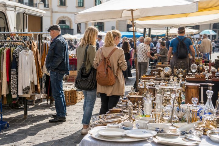 Live Flohmarkt mit Second-Hand und Sammlerstücken