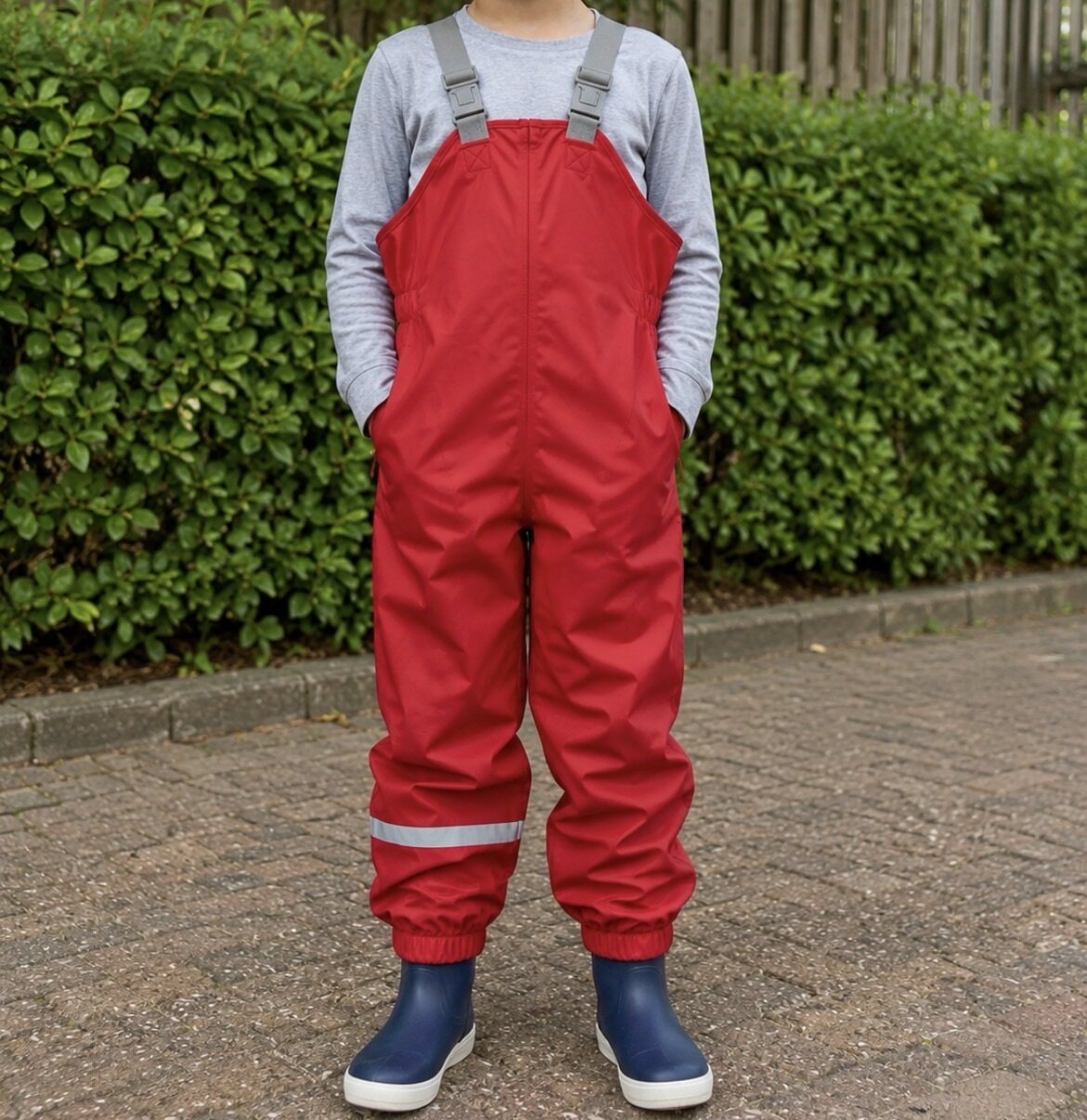 Kinder Regenlatzhose rot mit Trägern und Reflexstreifen Größe 104 bis 128