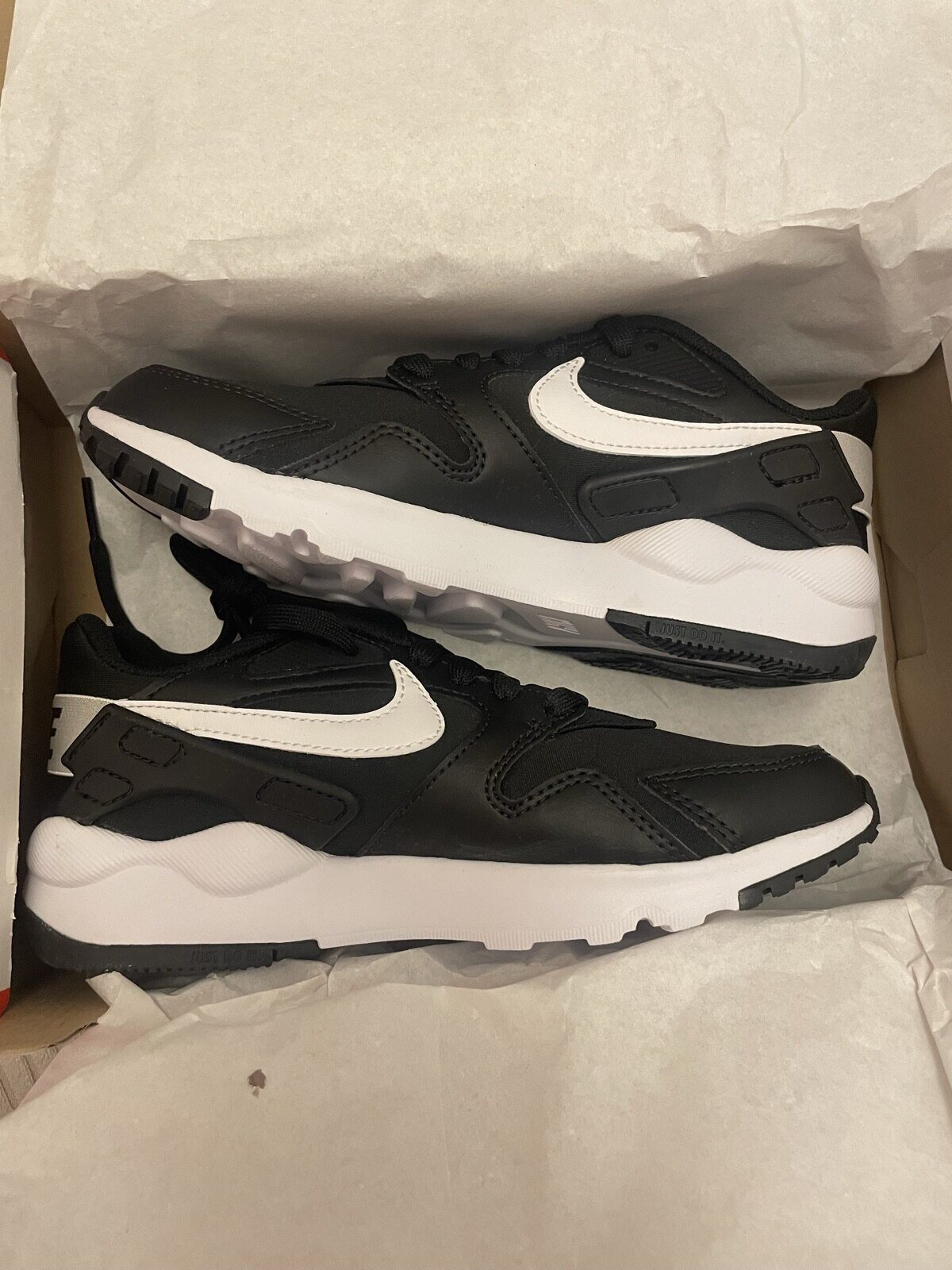 Nike Sneaker schwarz-weiß Paar Sportschuhe Größe 36 – Bild 5