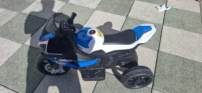 BMW HP4 Kinderfahrzeug Motorrad 3 Räder blau-weiß – Bild 2